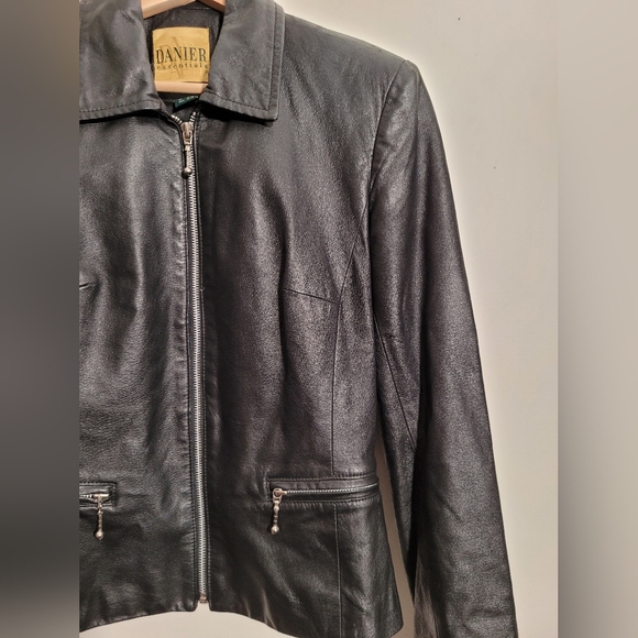 Vintage Danier leather moto jacket with zipper detail - Picture 3 of 8